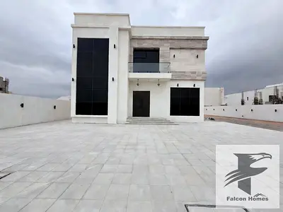 فيلا جديدة كلياً بتصميم عصري مكونة من 4 غرف نوم |