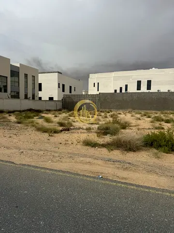 ارض سكنية للبيع في الحوشي امارة الشارقة  مساحة الارض 10000 قدم