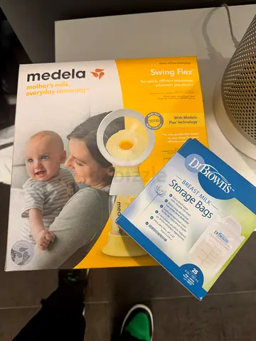 breast pump with storage bags