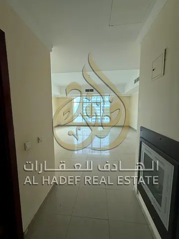 للإيجار بالشارقة – شقة مميزة 🔥  🏡 شقة غرفتين وصالة مع بلكونتين وإطلالة أمامية رائعة 🛋️ تحتوي على خزانات بالحائط لتوفير مساحة إضافية 📍 تقع في منطقة