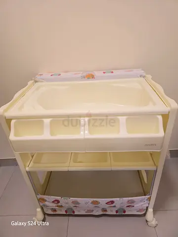 🔥FLASH SALE 🔥Baby diaper changing table +built-in bathtub .