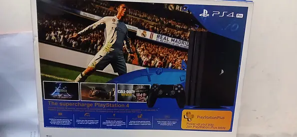 Ps 4 pro 1 Tb and 2 controllers