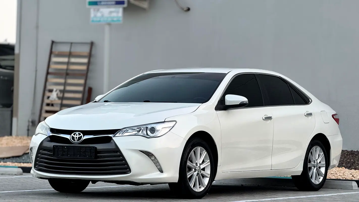 Toyota Camry 2017 — photo 1 of 14