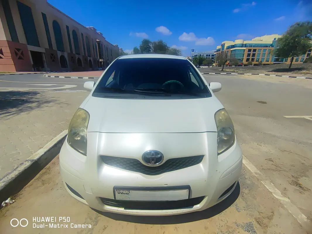 Toyota Yaris 2010 — photo 1 of 10