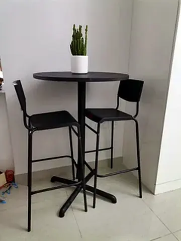 Black bar table with 2 stools - used