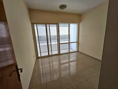 Spacious apartment with a balcony and built-in wardrobes, in a prime and vibrant location close to cafes, shops, all services, and with easy access to