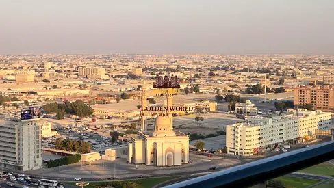 شقة 3 غرف وصالة في التعاون بالشارقة مع بلكونة وإطلالة بانورامية مفتوحة وغرفة خادمة وستور ومساحات واسعة وقرب مخرج دبي