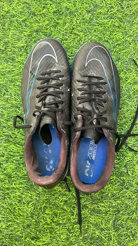 حذاء كرة القدم نايك اصلي من نايك السعر 130 نهائي المقاس 41