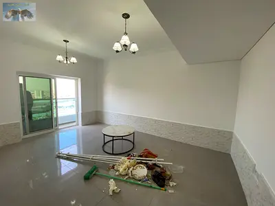 شقة مميزة تقع في منطقة الجرف 2، مقابل نستو مباشرة في موقع استراتيجي يسهل الوصول منه إلى جميع الخدمات الأساسية مثل الأسواق والمطاعم