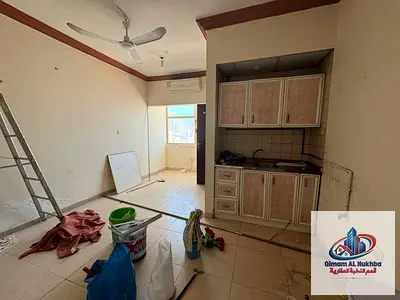 أجمل وأكبر مساحة استوديو في المصلى، بمطبخ جانبي بمساحة كبيرة، وخزائن بالحائط، ونوافذ بإطلالة مفتوحة للتهوية .