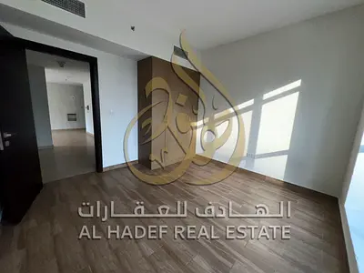 🏡 شقة غرفتين وصالة للإيجار في التعاون – برج عائلي وموقع مباشر على مخرج دبي