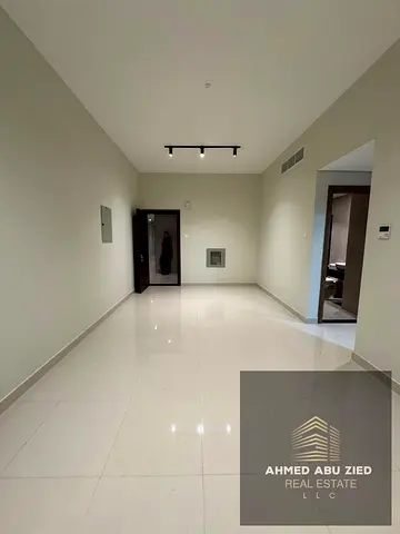 افخم واشيك شقة اول ساكن تتكون من غرفتين نوم منهم واحدة ماستر _صالة واسعة جدا _مطبخ مجهز _2 حمام _صيانة كاملة علي المالك _السعر الافضل بعجمان