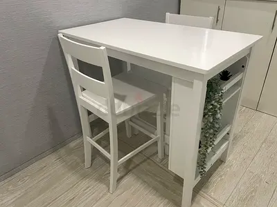 Kitchen/Bar high table with chairs