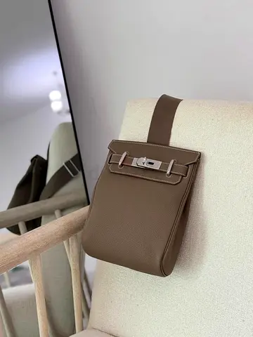 Hermes Brown leather compact crossbody bag (good condition)