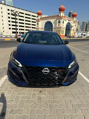 low mileage Altima SR economy car