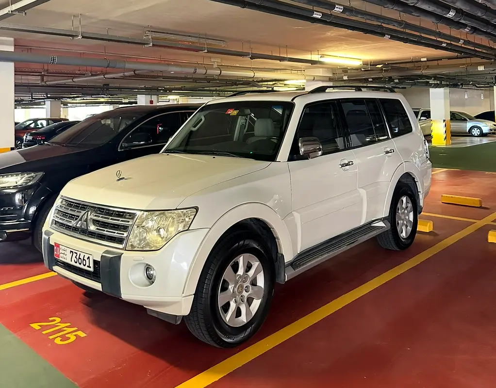 Mitsubishi Pajero 2010 — photo 1 of 4
