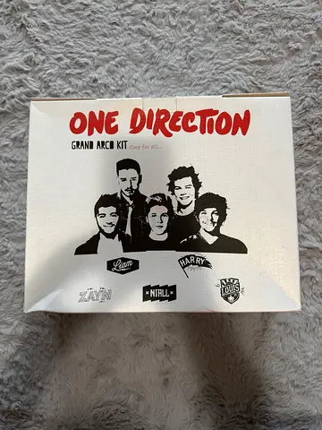 One Direction Grand Arco Kit (Headphones, Powerbank, Car charger, Selfie Stick)