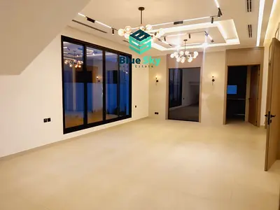 واجهة حجرية  مميزة مع  ثلاثة طوابق مميزة