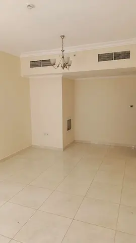 غرفة وصالة ماستر للإيجار في الزاهية مويلح الشارقة، 2 حمام وتكييف مركزي وتشطيب راقي، مساحة ممتازة، موقع مميز، السعر 40000، 4 دفعات، تأمين 2000!