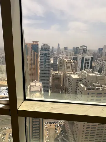 للبيع شقة مميزة في منطقة الخان داخل برج الواحة، بموقع استراتيجي قريب من جميع الخدمات والمواصلات، وتتميز بإطلالة مفتوحة بالكامل توفر إضاءة طبيعية ممتاز