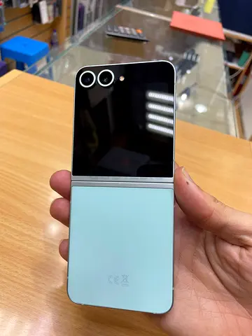 Samsung Galaxy Z Flip 6- Mint Foldable Phone, Good Condition