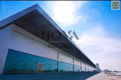 A brand new commercial complex with modern finishes, ideal for international brands, major companies, and all types of businesses. Ready for immediate
