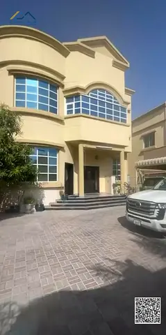 فيلا متاحة للبيع  في قلب عجمان ثاني قطعة من شارع الشيخ عمارمنطقة  الروضة  3  فيلا مذهلة عمر 7 سنوات بالكامل خمس  غرف نوم رئيسية مع | رفاهية المعيشة ب