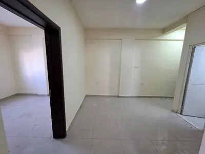 أجمل الشقق وأقل الأسعار – السعر: 40,000 كورنيش عجمان  شقة 3 غرف وصالة للإيجار السنوي بمواصفات ممتازة بلكونة بإطلالة رائعة على البحر