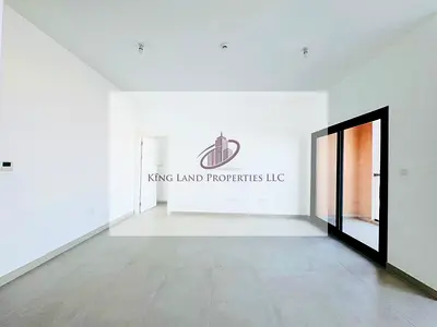 شقة جديدة كلياً بثلاث غرف نوم مع شرفة مطلة على المسبح للإيجار في منطقة الممشى، الشارقة