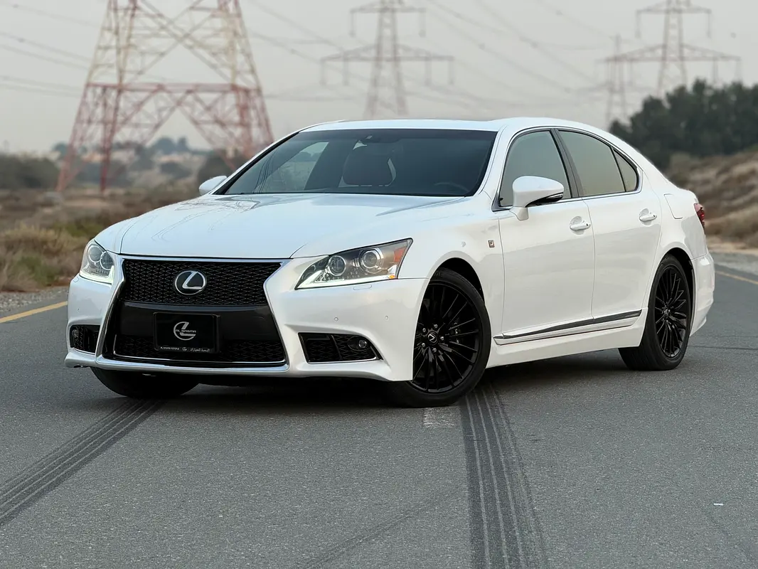 Lexus LS-Series 2015 — photo 1 of 10
