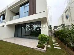 CONTEMPORARY DESIGN | FLOOR-TO-CEILING WINDOWS | AMPLE STORAGE