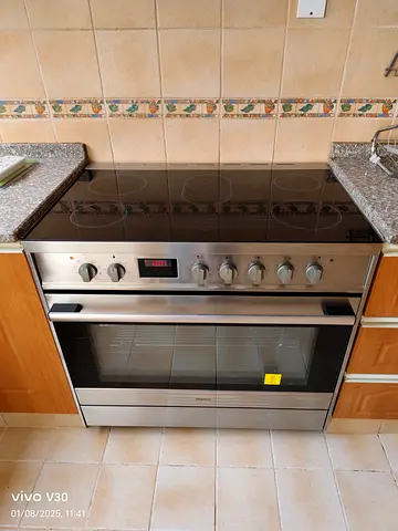 Free delivery Hisense Stainless steel electric range with ceramic hob 90x60 cm