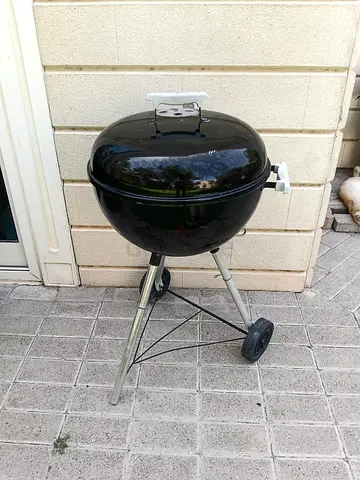 CLASSIC WEBER Round kettle charcoal BBQ grill with wheels