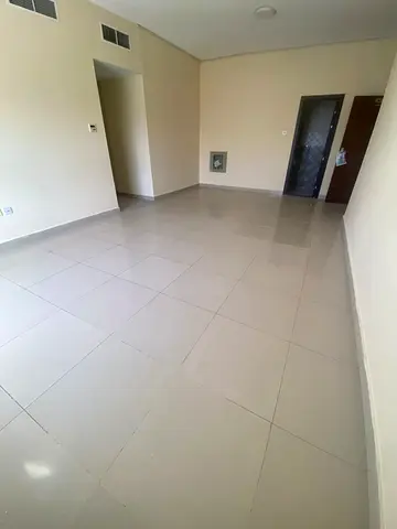 مويلح موقع ممتاز قريب من جميع الخدمات ومتاح باركنك ترابي قريب من نادي الثقة غرفتين مستر + وصاله  3حمام + مطبخ نضيف بلكونه اطلاله مفتوحه مساحه كبير