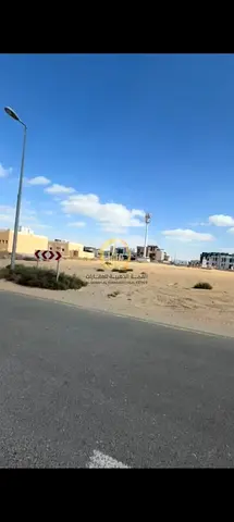 للبيع ارض تجاريه في الحوشي مساحه 6006 قدم صف تاني على شارع امامي خلفي تصريح ارضي +1 تملك حر للعرب