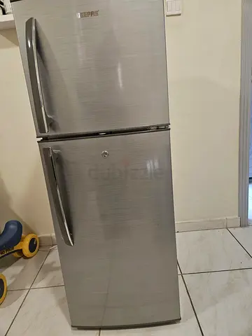 2-door top-freezer refrigerator (silver) - working condition