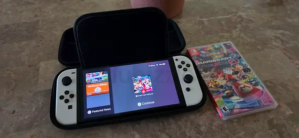 Nintindo Switch OLED + Mario Kart 8 Deluxe