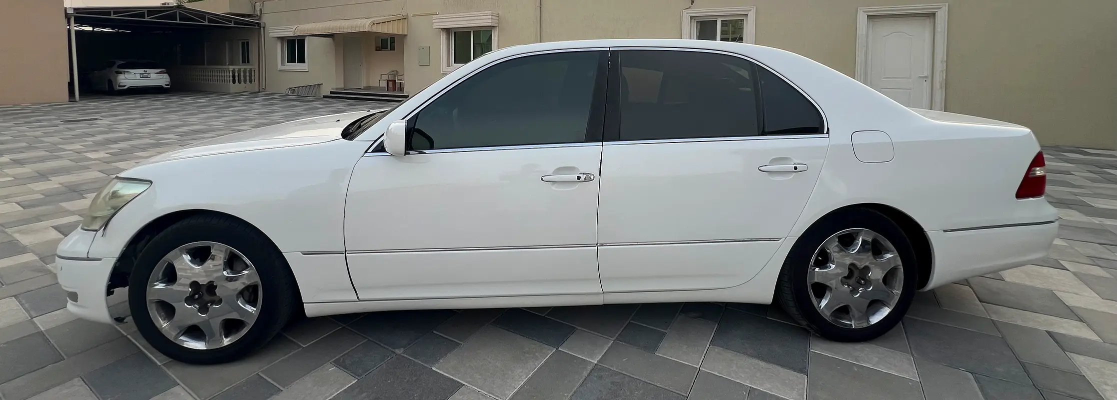 Lexus LS-Series 2004 — photo 1 of 7