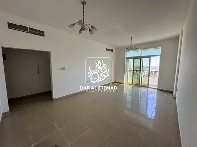 شقة 2BHK واسعة ومشرقة | 3 حمامات | شرفة | موقف داخل البناية