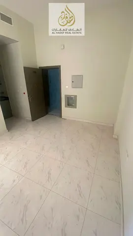 ✨ استوديو مميز للإيجار السنوي في الجرف 3 – قريب من السوق الصيني ✨🏡  فرصة رائعة للسكن في استوديو عملي وموقع مميز 📍 في منطقة الجرف 3، بالقرب من السوق