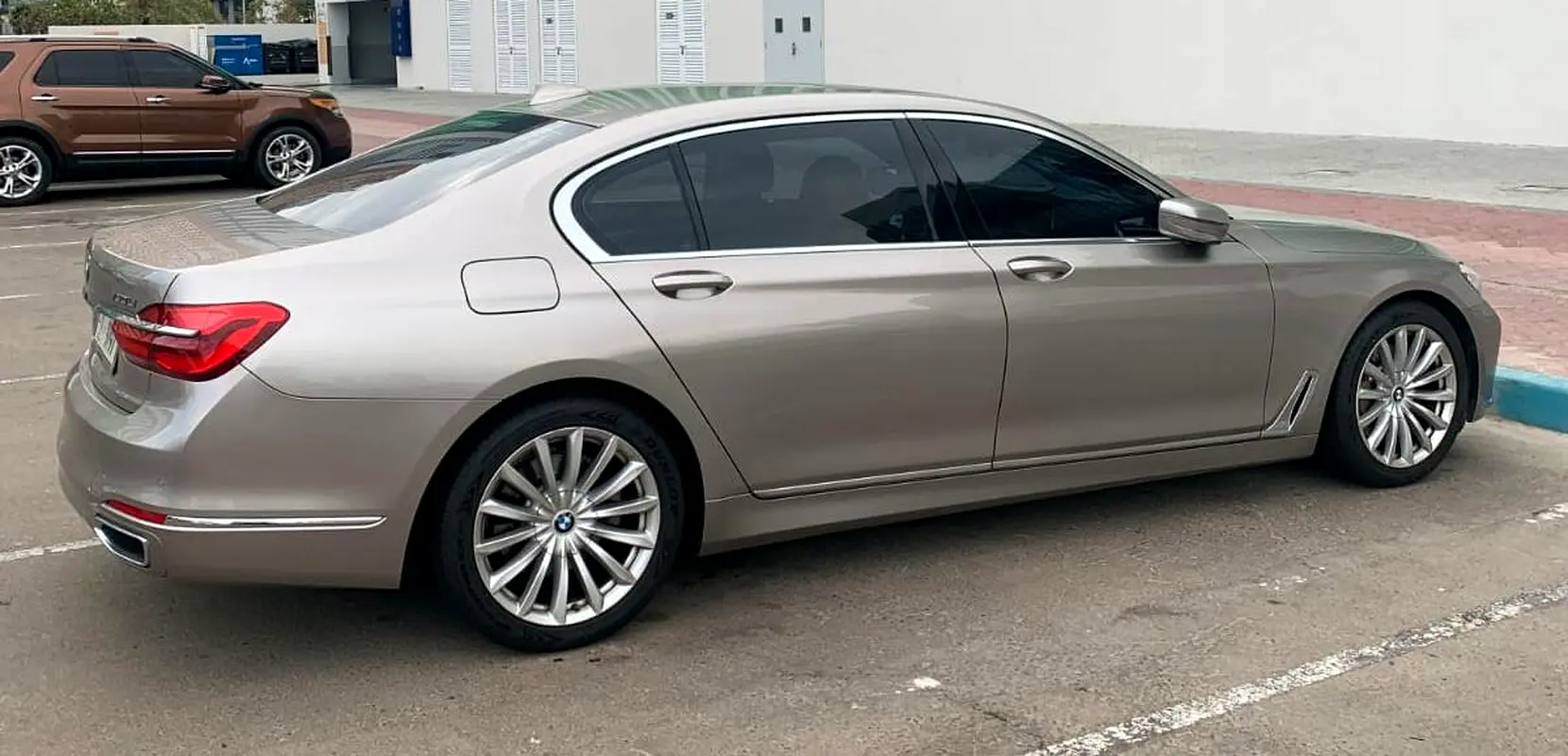 BMW 7-Series 2017 — photo 1 of 10