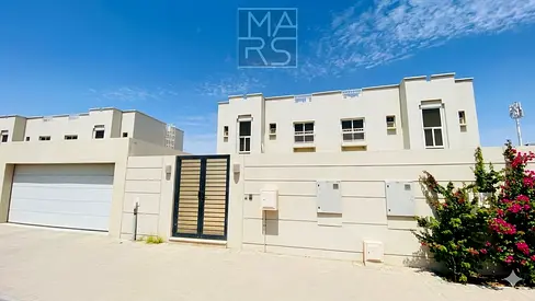 شقة واسعة بثلاث غرف نوم | تشطيبات فاخرة | جاهزة للسكن | تصميم عصري