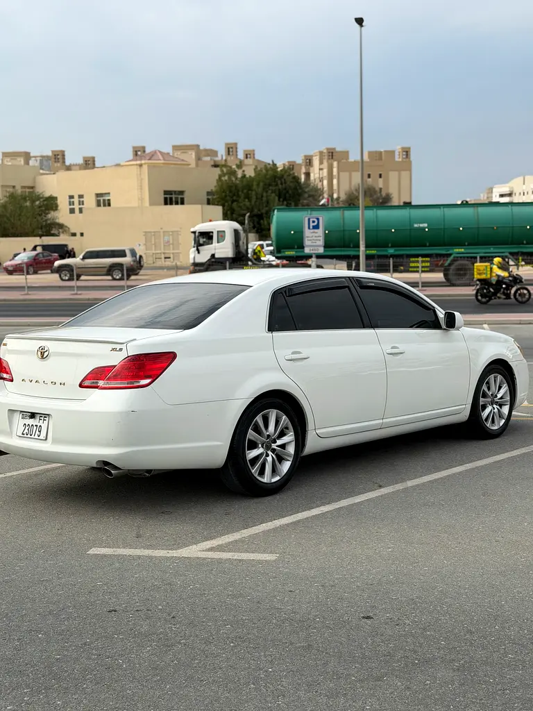 Toyota Avalon 2005 — photo 1 of 14