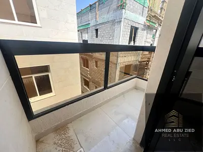 مع خزائن حائط اجمل استوديو في العالية | استوديو بمساحة واسعة | 1 حمام | مطبخ مجهز | بلكونة بإطلالة مفتوحة | تكييف مركزي | بالقرب من جميع الخدمات