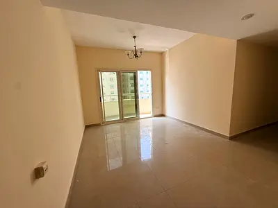 شقة غرفتين وصالة في أبو شغارة بجوار الحديقة، تشطيب حديث، بلكونة وباركن مجاني، الإيجار 40,000 درهم قابل للتفاوض.