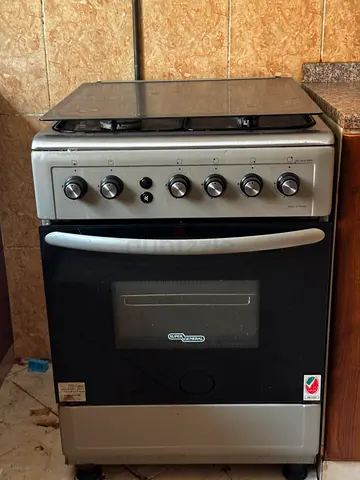 4-burner freestanding gas cooker with oven — used, working condition