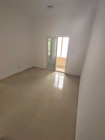 شقة للإيجار في القليعة غرفة وصالة مع بلكونة تكييف مركزي حمام واحد موقع مميز قريب من الخدمات سعر 31000 سنويا 6 دفعات تأمين شيك