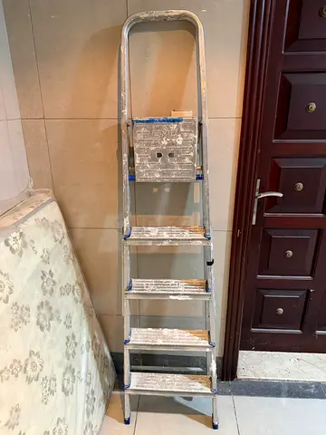 Aluminium 5-step folding ladder — used with paint marks