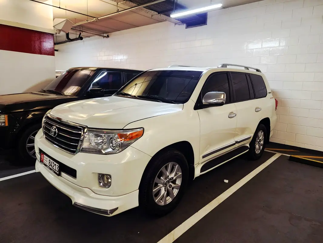 Toyota Land Cruiser 2015 — photo 1 of 6