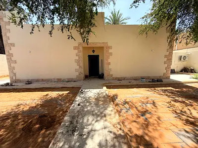 فيلا فاخرة تتكون من خمس غرف ماستر مساحات واسعة مع ملحق كبير غرفة خادمة حديقة امامية وخلفية موقع متميز جدا قريب من جميع الخدمات